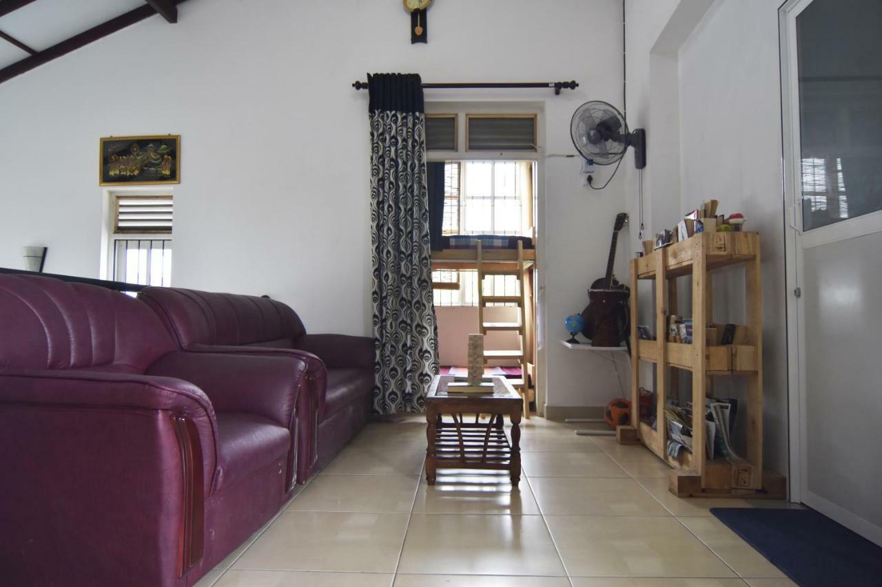 Yoyo Airport Hostel ネゴンボ エクステリア 写真